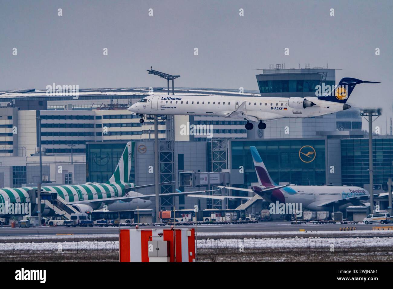 Lufthansa bombardier crj 900 hi-res stock photography and images - Alamy