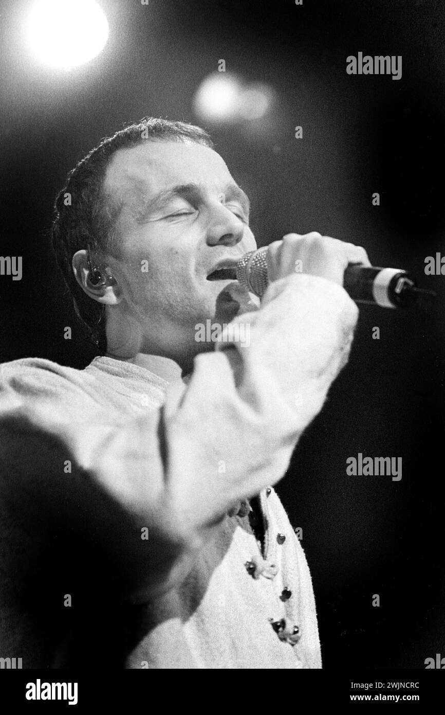 TIM BOOTH, JAMES, 1998: Tim Booth of the UK band James on their Greatest Hits Tour at Newport Centre in Newport, Wales, UK on 9 December 1998. Photo: Rob Watkins. INFO: James, an English band formed in the '80s, gained prominence in the '90s with anthemic hits like 'Sit Down' and 'Laid.' Their emotive lyrics, coupled with Tim Booth's distinctive vocals and energetic performances, solidified their status as icons of alternative rock. Stock Photo