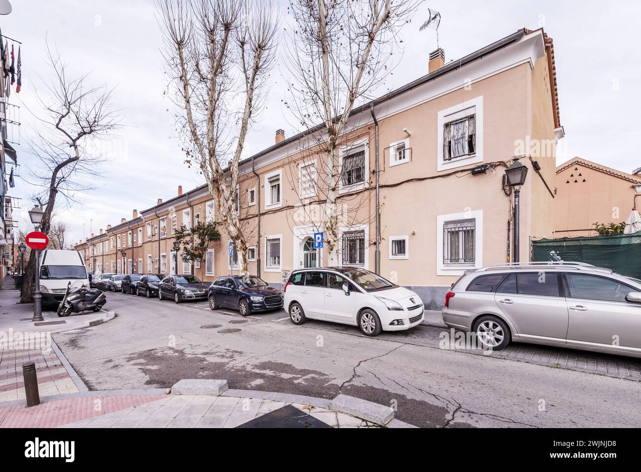 Old low rise apartment building hi-res stock photography and images - Alamy