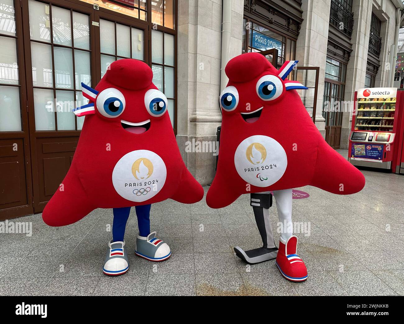 Paris, France. 16th Feb, 2024. © PHOTOPQR/LE PARISIEN/Delphine Goldsztejn ; Paris ; 16/02/2024 ; Les deux mascottes des JO 2024 Les Phryges, mascottes officielles de Jeux olympiques et paralympiques de Paris 2024 Gare de Lyon à Paris Le 16/02/2024 Photo : Delphine Goldsztejn Paris, France, feb 16th 2024 Paris olympics mascots at railway station to promote Credit: MAXPPP/Alamy Live News Stock Photo