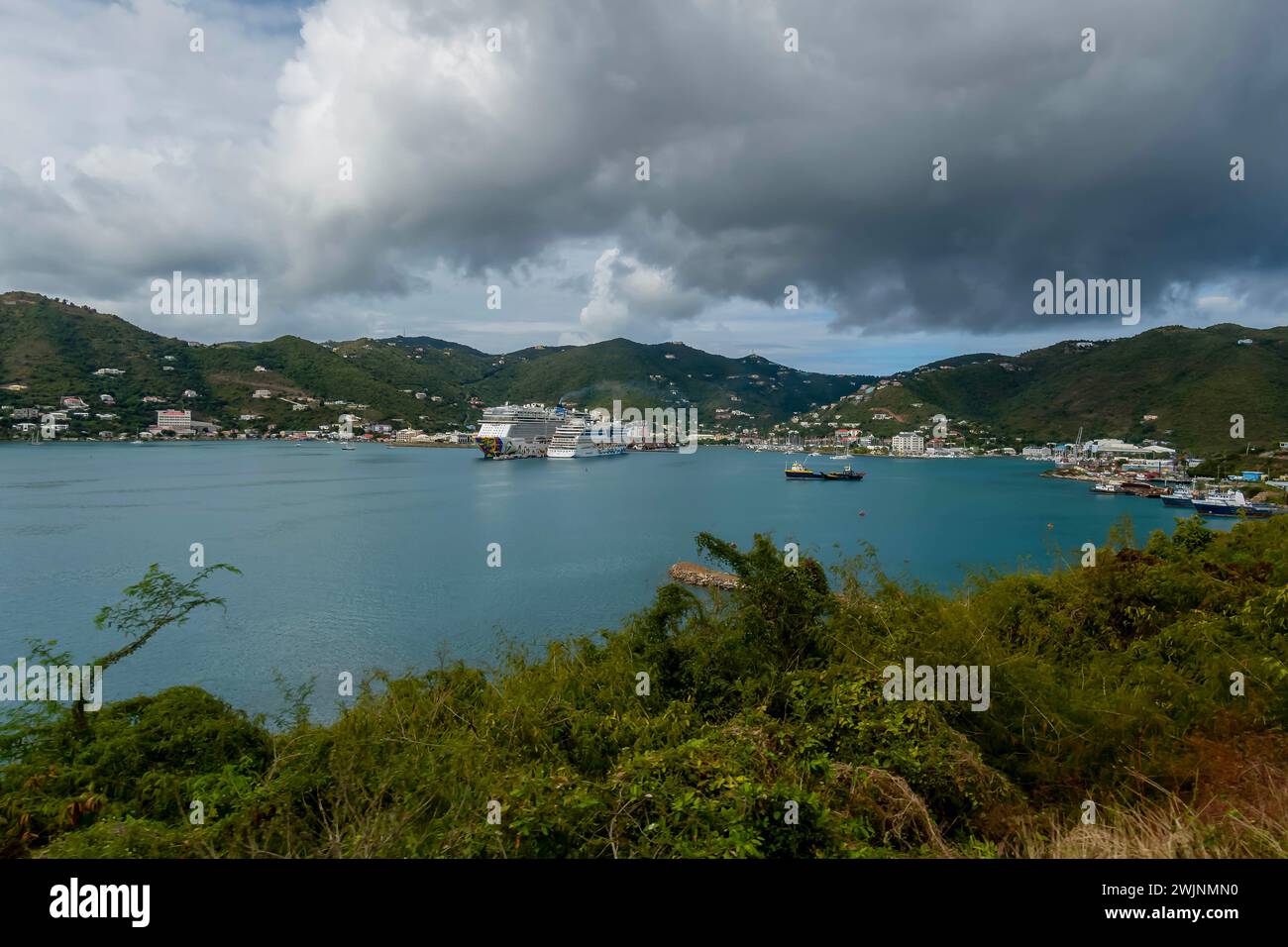 Road Town, Tortola, USA. 1st Feb, 2024. Turquoise Tranquility: Brandywine Bay, Tortola, Beckons with Crystal-clear Waters, Cruise Ships Anchored, and Vacationers Reveling in Caribbean Bliss (Credit Image: © Walter G Arce Sr Grindstone Medi/ASP) EDITORIAL USAGE ONLY! Not for Commercial USAGE! Stock Photo