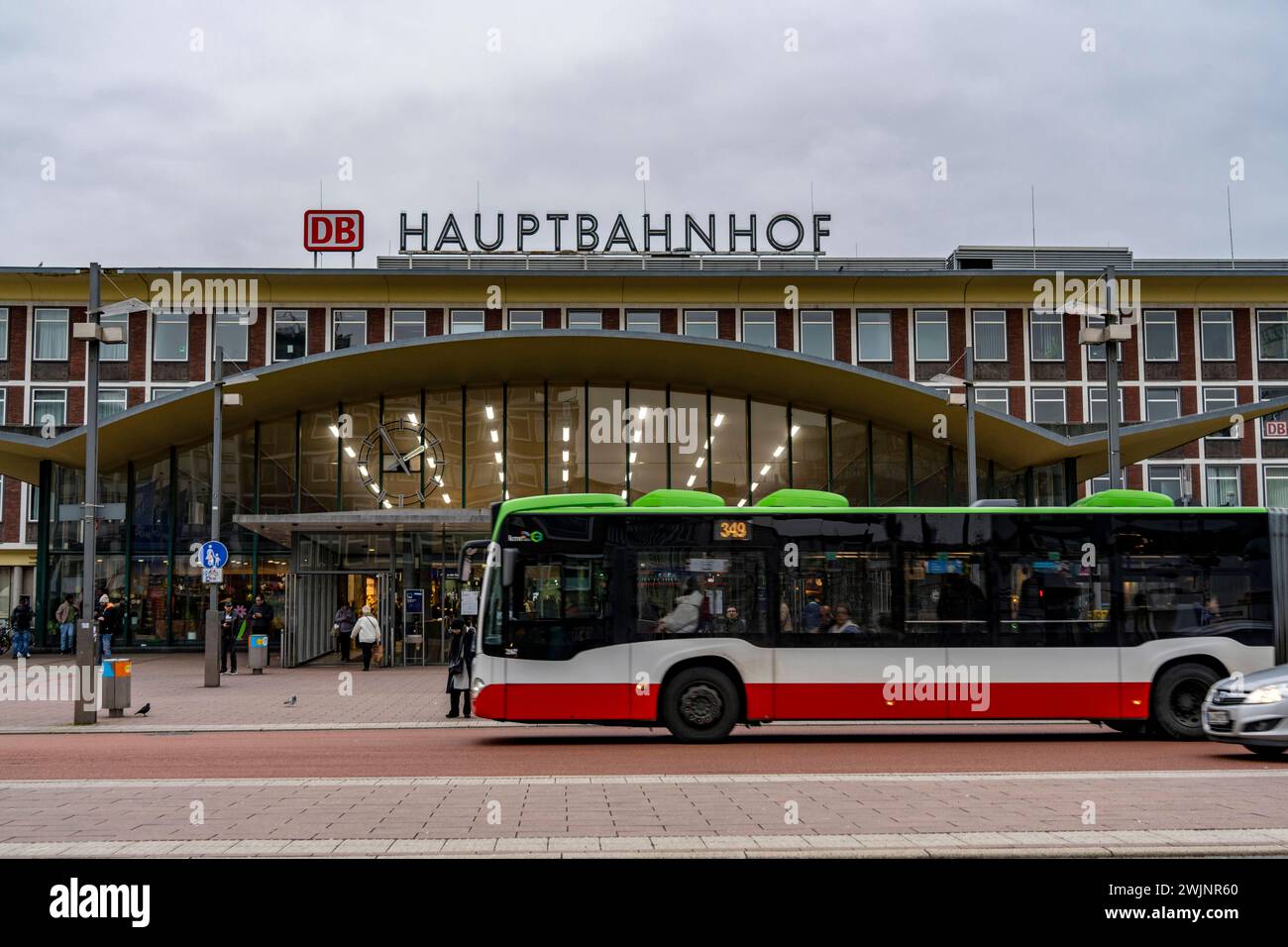 Der Hauptbahnhof von Bochum, Bahnhofshalle, Nahverkehrsbus, ÖPNV