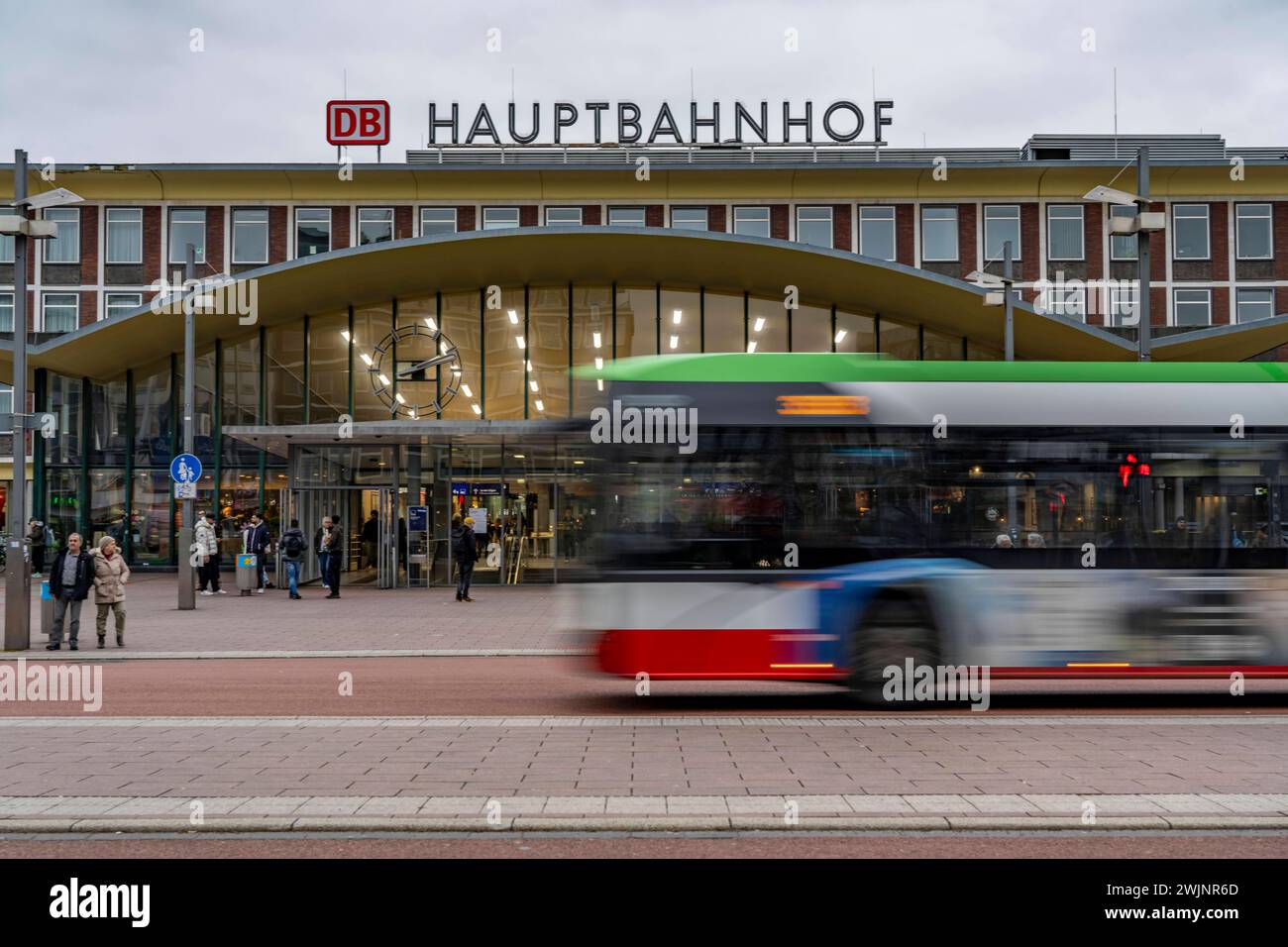 Der Hauptbahnhof von Bochum, Bahnhofshalle, Nahverkehrsbus, ÖPNV