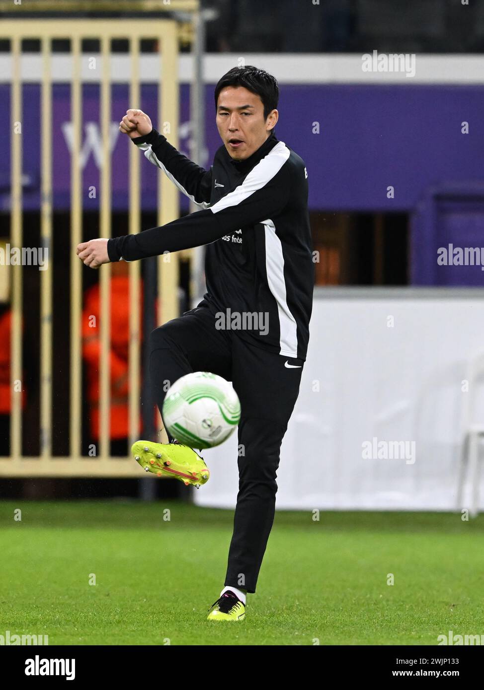 BRUSSELS - Makoto Hasebe of Eintracht Frankfurt during the UEFA Europa League play-off match between R. Union Sint Gillis and Eintracht Frankfurt at the Lotto Park stadium on February 15, 2024 in Brussels, Belgium. ANP | Hollandse Hoogte | GERRIT VAN COLOGNE Stock Photo