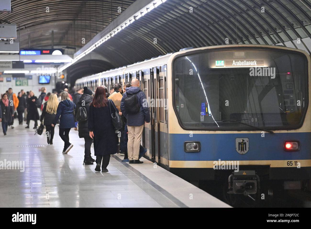 Fahrgaeste steigen in eine U-Bahn der Linie 4 an der Haltestelle ...