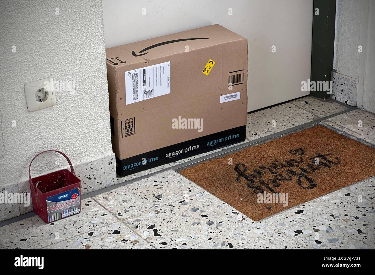 Amazon Prime Paket ist vor einer Wohnungstuer abgelegt worden.Zustellung,Zustellversuch. *** Amazon Prime parcel has been left in front of an apartment door Delivery, delivery attempt Stock Photo