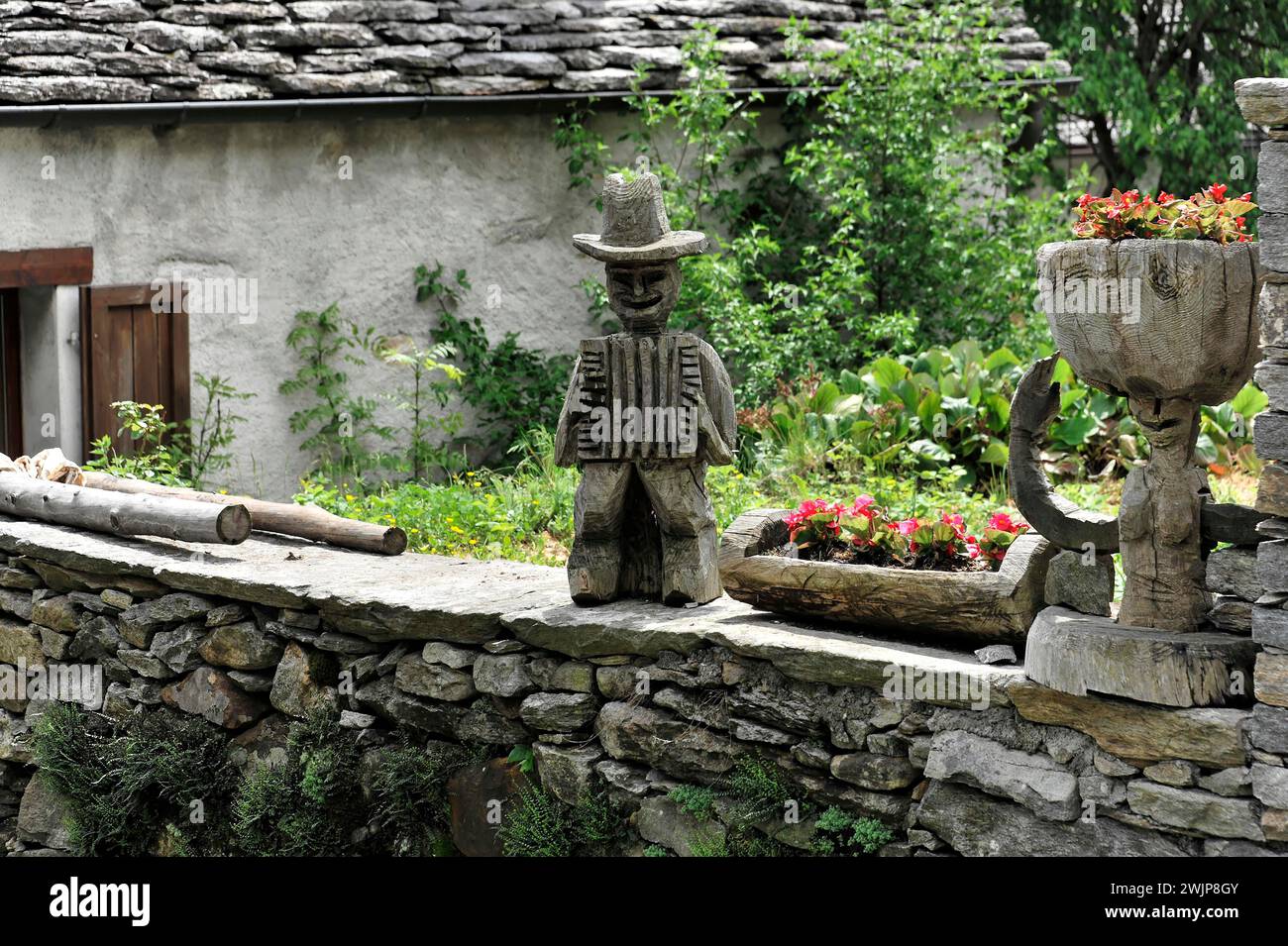 The village of Sonogno, 918m, in the Verzasca Valley, Valle Verzasca, Canton Ticino, Switzerland Stock Photo