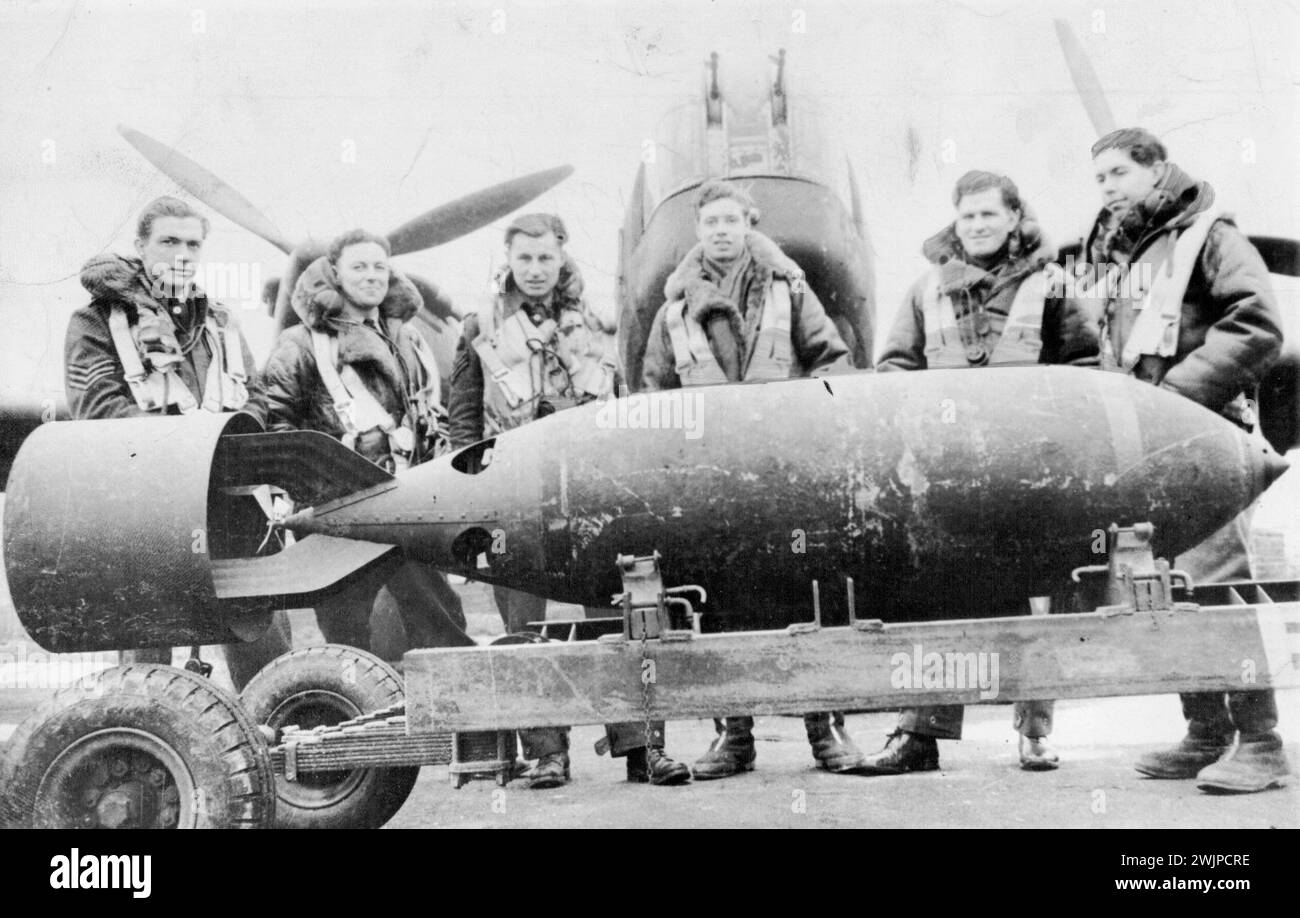 Raf with bomb carried by Wellington bombers. June 11, 1942. Stock Photo