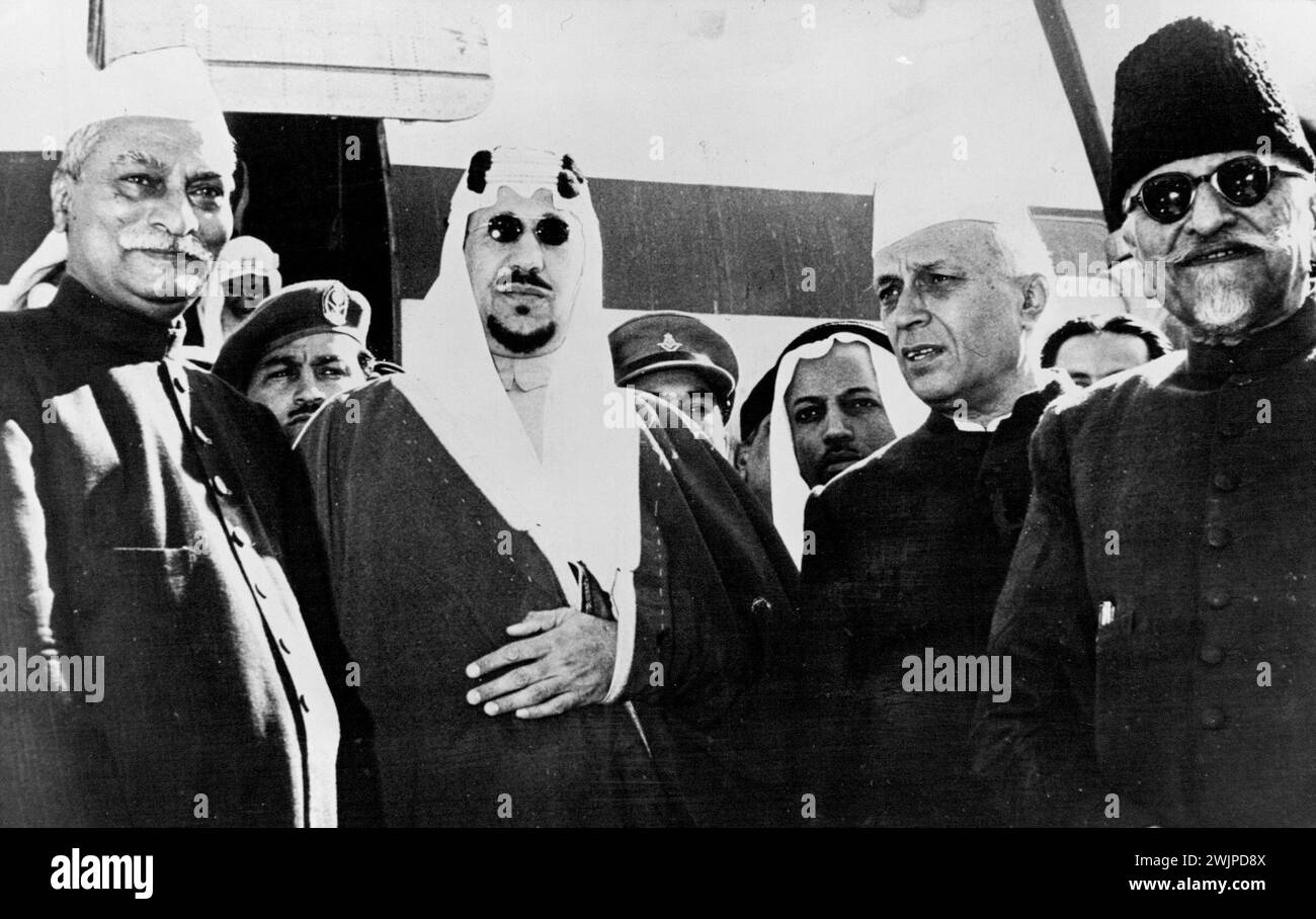 King Saud in India -- King Saud with president Rajendra prasad, premier Jawaharlal Nehru and Maulana Abdul kalam Azad, The Indian minister of education at the airport on his arrival. King Saud IBN Abdulaziz of Saudi Arabia arrived in New Delhi November 27, for A State visit to India. November 30, 1955. (Photo by Paul Popper, Paul Popper Ltd.). Stock Photo