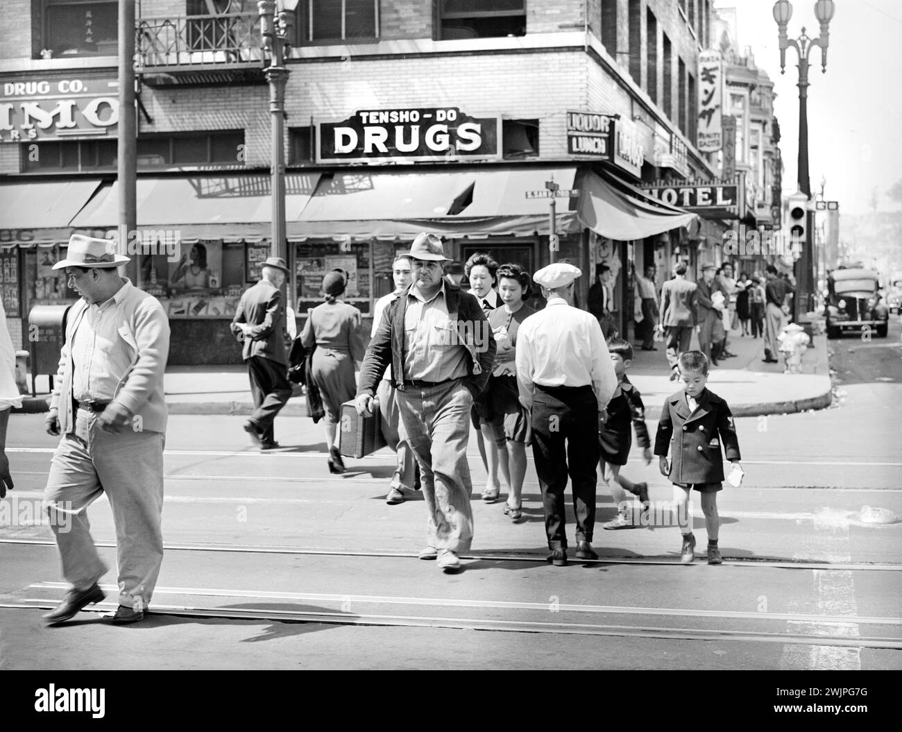 Street scene, Little Tokyo, Los Angeles, USA, Russell Lee, U.S. Farm Security Administration, April 1942 Stock Photo