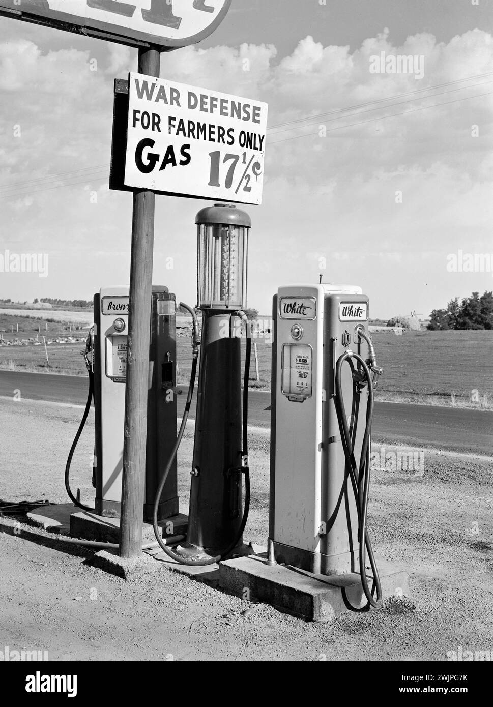 Vintage black and white gas pump news hires stock photography and