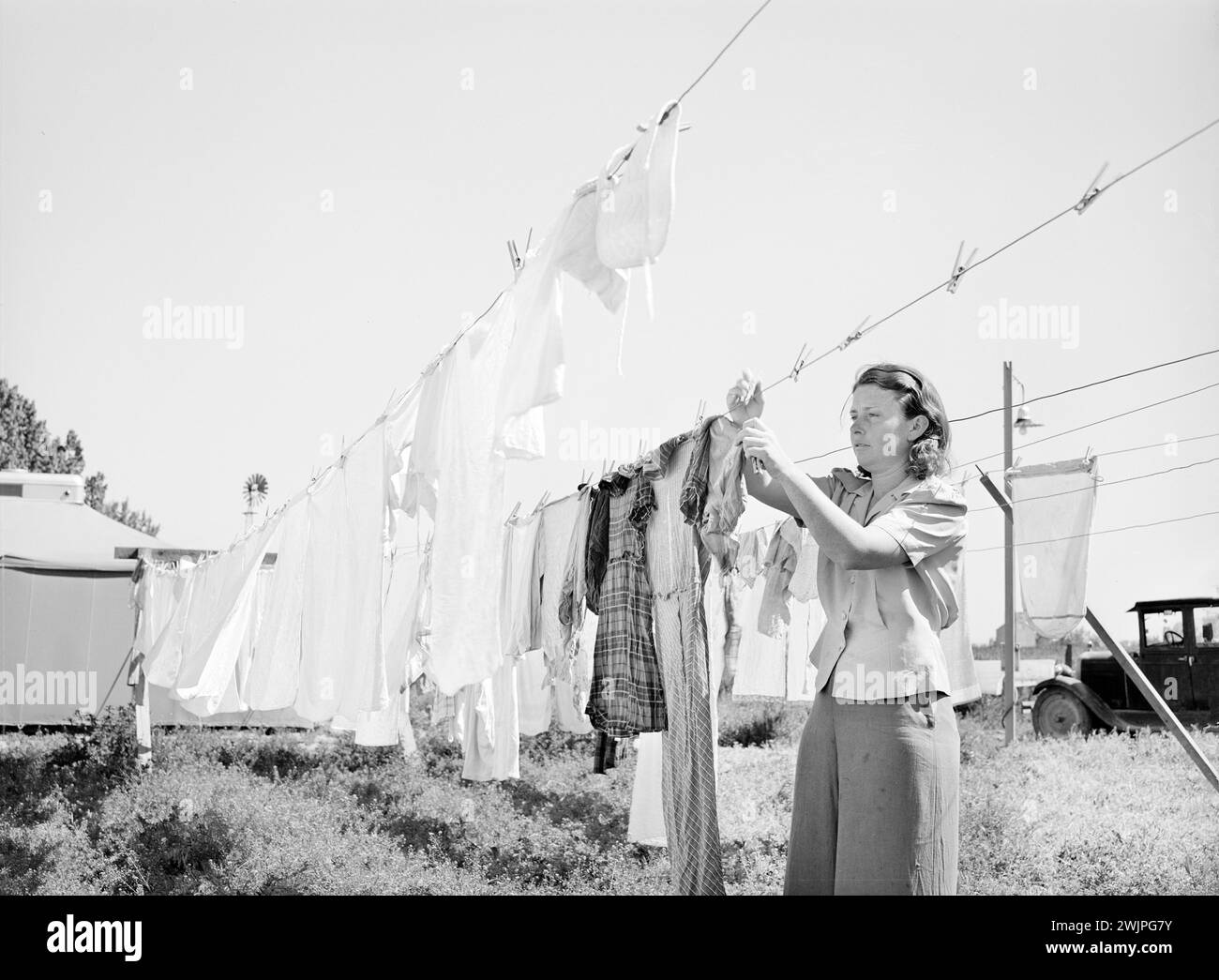 Hanging Labour Woman hanging laundry vintage hi-res stock photography and images - Alamy