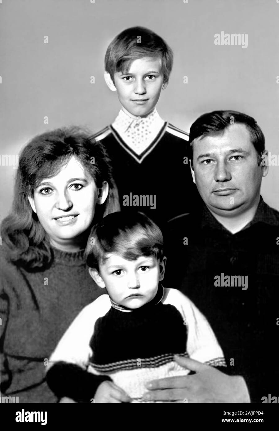 1987 c. , URSS  : The russian lawyer and politician ALEXEI NAVALNY ( Aleksej Naval'nyj , 1976 - 2024 ), great opposer leader of russian dictator VLADIMIR PUTIN ( born in 1952 ), when was young boy , aged 11 , with his family composed by father ANATOLY NAVALNY , mother LYUDMILA NAVALNAYA and brother OLEG ( born in 1983 ). He was recognised by Amnesty International as a prisoner of conscience and was awarded the Sakharov Prize for his work on human rights in 2021 .  Unknown photographer . - OPPOSITORE POLITICO - RUSSIA - POLITICO -  POLITICA - POLITIC - personalità personalità da giovane giovani Stock Photo