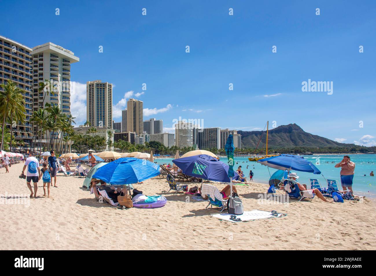 Hawaii oahu honolulu waikiki beach hi-res stock photography and images ...