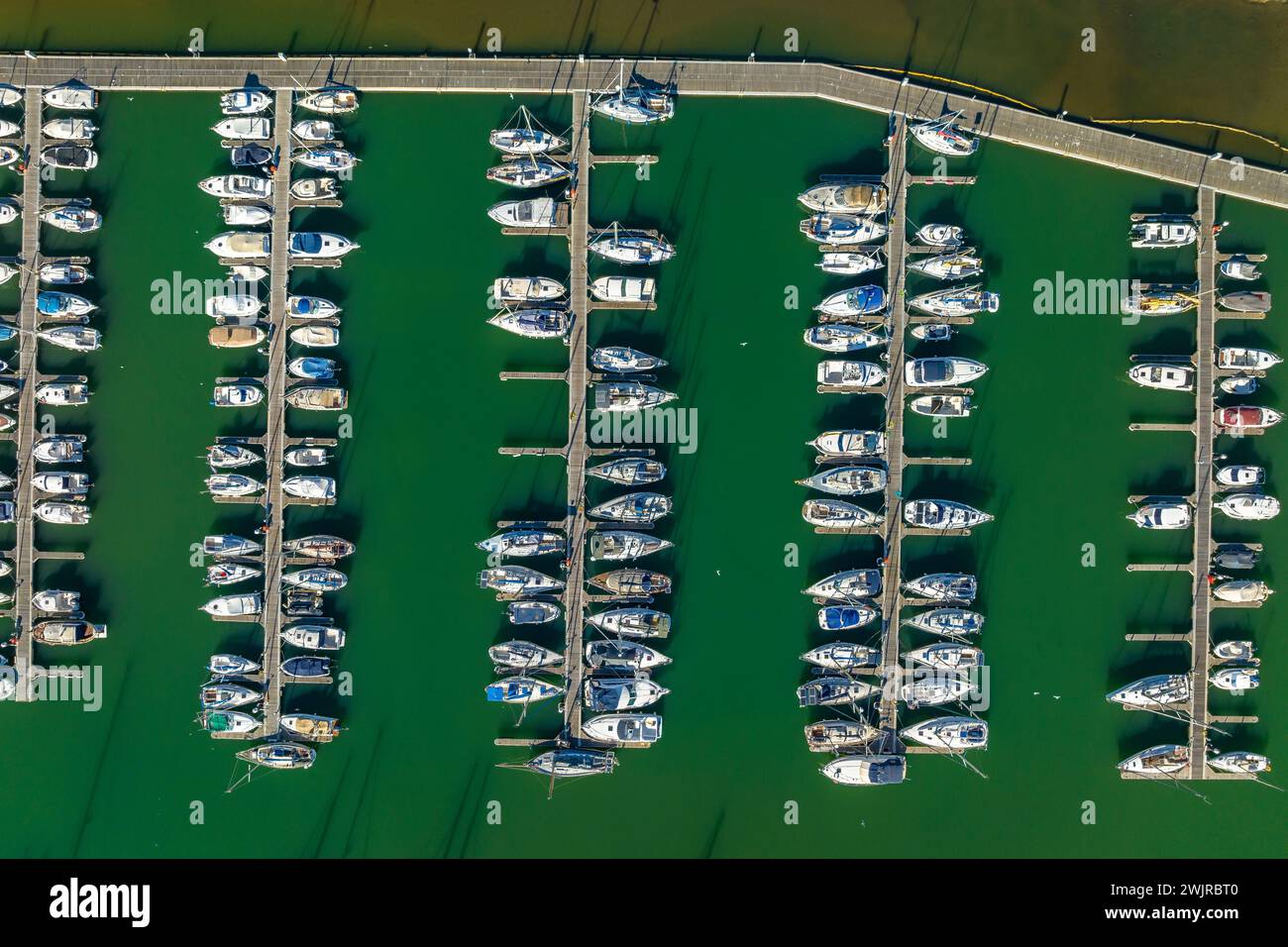 Aerial overhead view of the boats in La Ràpita harbour (Montsià, Tarragona, Catalonia, Spain) ESP: Vista aérea cenital de embarcaciones en La Ràpita Stock Photo