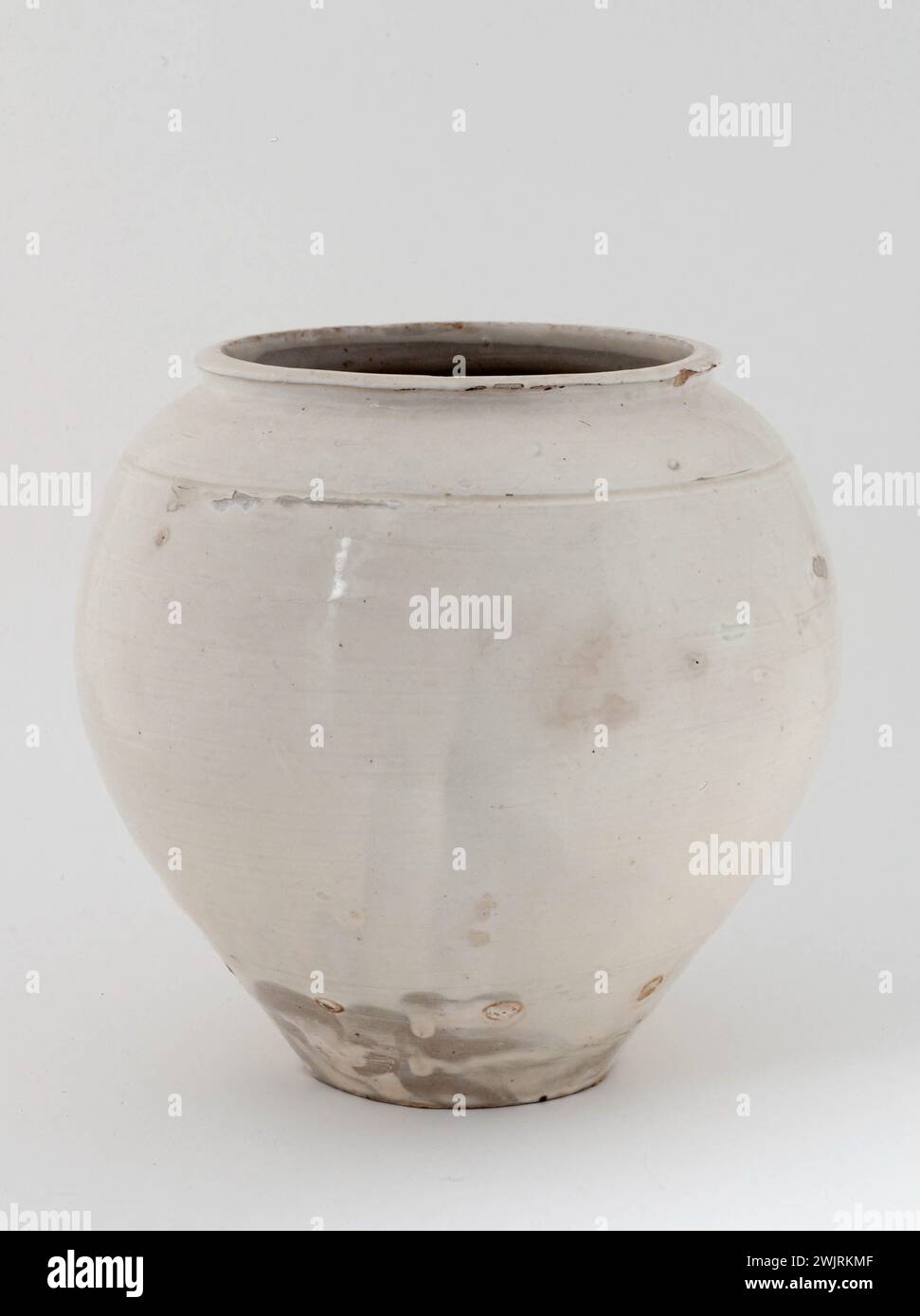 Jar '. Sandstone, white slip under transparent cover. Song / Yuan. Paris, Cernuschi museum.chine, Song dynasty (960-1279) / Yuan (1279-1368). Chinese art, Chinese ceramic, container, Song dynasty, Yuan dynasty, Song time, Yuan time, oval form, gres, jar, container, terracotta Stock Photo