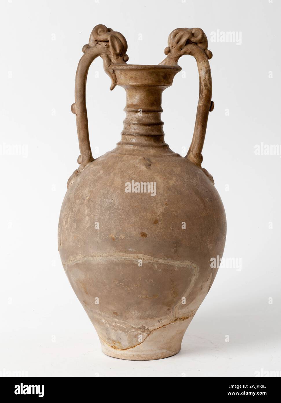 Vase with dragon-shaped handles 