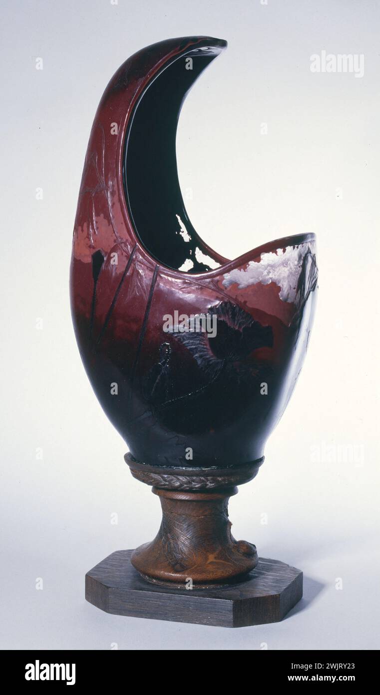 Emile Gallé (1846-1904). 'Vase on base Les Pavots en glass, 1900'. Engraved wood. Museum of Fine Arts of the City of Paris, Petit Palais. 26976-9 Serious wood, flower, various object, poppy, base, vase, glass Stock Photo