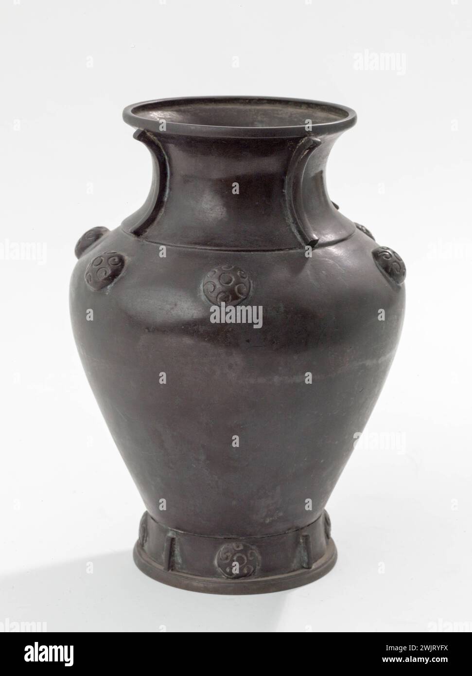 Antique chinese vase metal hi-res stock photography and images - Alamy