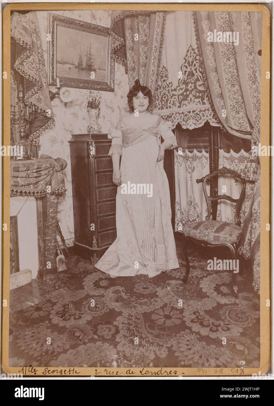 Miss Georgette posing in a brothel, 2 rue de London. Paris (VIIIth arr.). Anonymous photography. Silver gelatin-chloride draw. Around 1900-1900. Paris, Carnavalet museum. 99870-13 Stock Photo