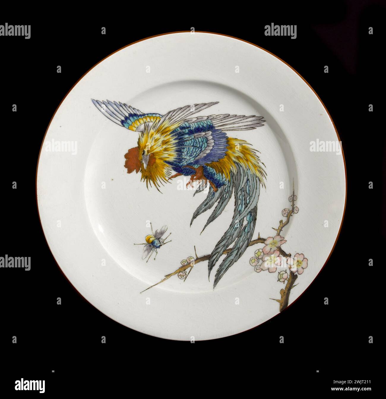 Plate. Earthenware. JULES Old and Cie Manufacture. 2nd half of the 19th century. Museum of Fine Arts of the City of Paris, Petit Palais. PLATE Crockery, Earthenware, Faience, Insect, Insect, Jules Vie Mois and Cie Manufacture, Bird, Crockery, Putch, Bird, Stock Photo