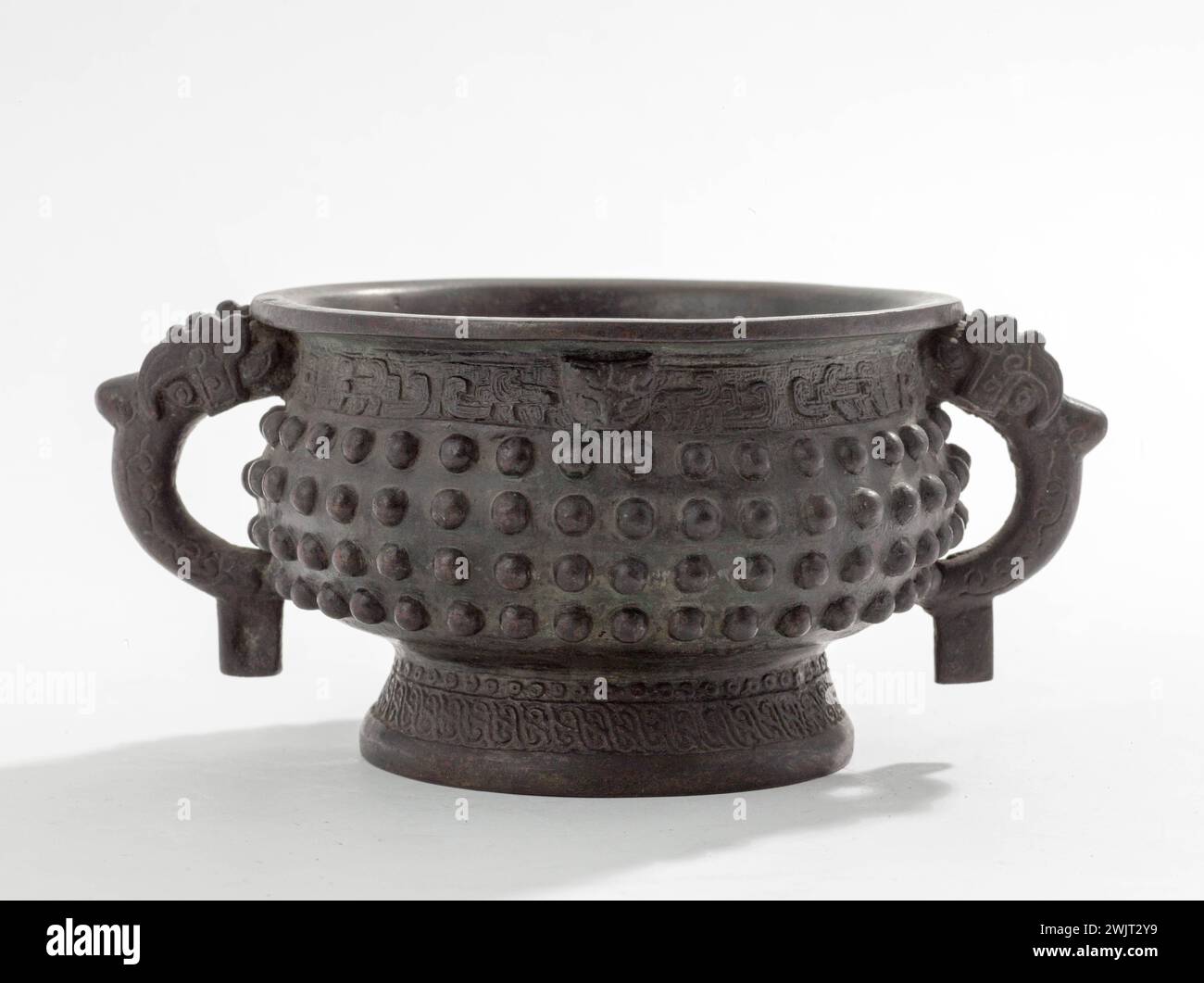 Antique chinese vase metal hi-res stock photography and images - Alamy