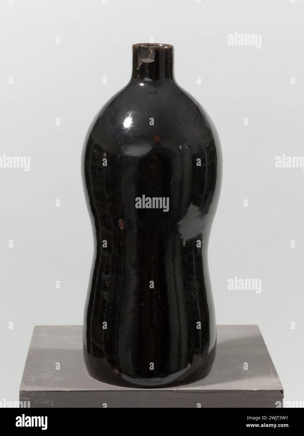 Bottle. Sandstone, dark brown covered. Paris, Cernuschi museum. Japanese art, bottle, dark brown, Japanese ceramic, gres, terracotta Stock Photo