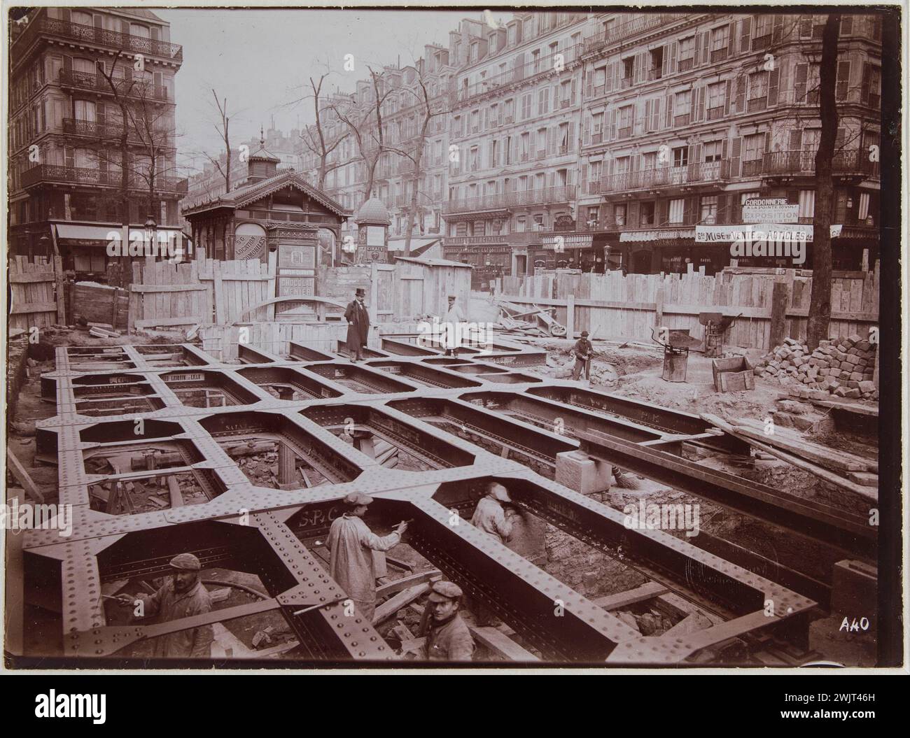 Construction of the Parisian metropolitan. 'Station Saint-Paul. Construction of access. Metal planks. Paris (IVth arr.), April 1, 1900'. Photograph by Charles Maindron (1861-1940). Gelatino-silver chloride draw developed. Paris, Carnavalet museum. 100483-21 Construction, metro, Parisian metro, metropolitan, Parisian metropolitan, 19th 19th 19th 19th 19th 19th century Stock Photo