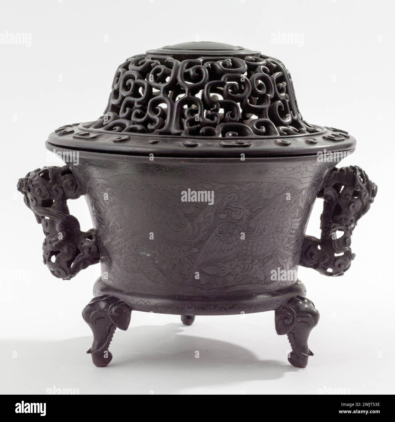 Vase tripode hi-res stock photography and images - Alamy