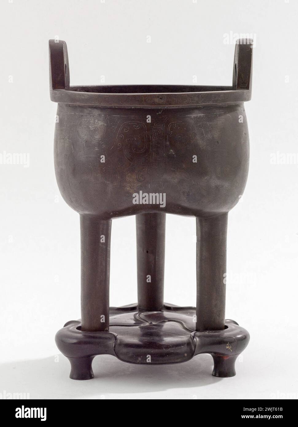 Ting vase. Bronze/Wood. China. Paris, Cernuschi museum. Anse, Chinese ...