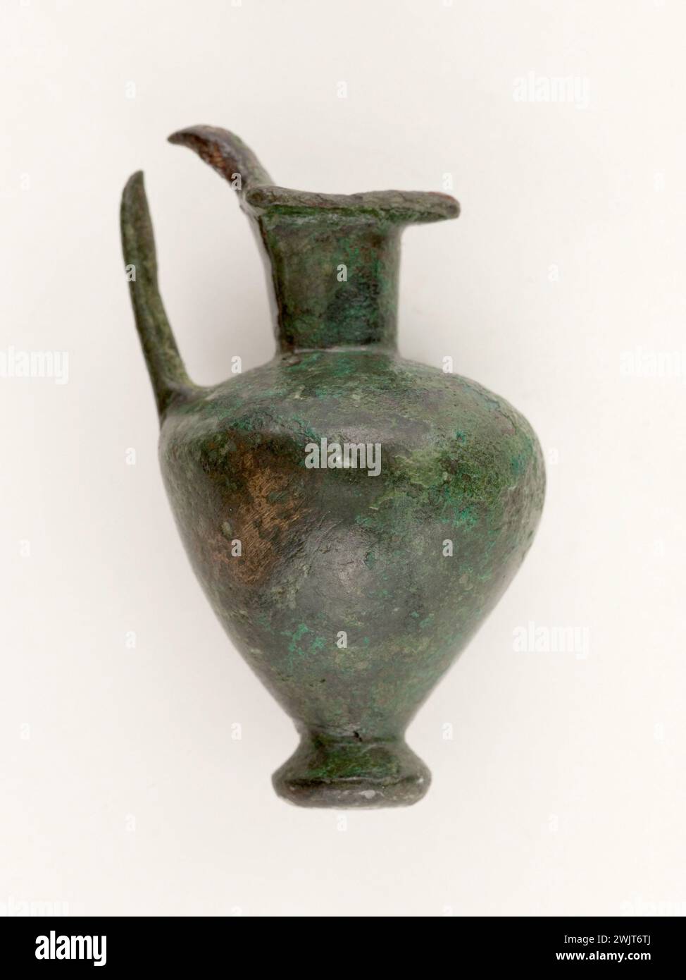 Oenochoé Miniature. Copper alloy. GalloRoman. Paris, Carnavalet museum