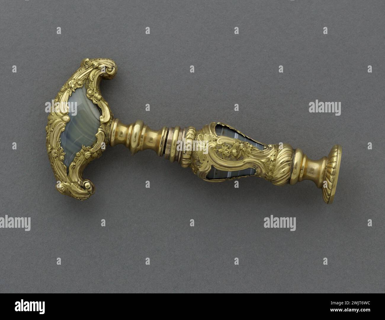 Corkscrew. Agate and gold pushed, openwork and chiseled. England (?), Midenish 18th century. Paris, Cognacq-Jay museum. 36972-2 Agate, opening, chisel, art object, gold pushing, goldsmith, corkscrew Stock Photo