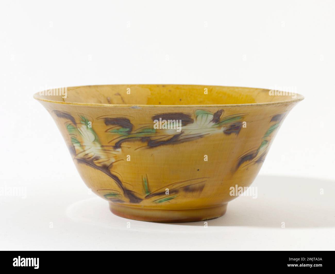 Bowl. Porcelain cookie with 'three-colored' glazes decor, Ming Dynasty (1368-1644) or Qing Dynasty (1644-1912). Provenance: China. Paris, Cernuschi museum. 78846-20 Asian art, Chinese art, living art, tableware, bowl, fine ceramic, ming dynasty, porcelain Stock Photo