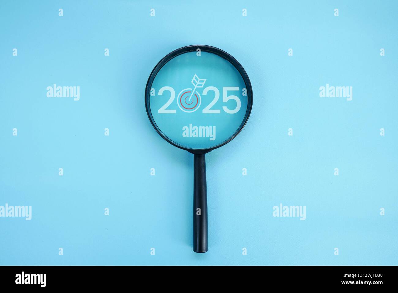 Magnifying glass and targets 2025. Concept of new year 2025, beginning of success, challenge or career path, change, planning, goals, challenges and n Stock Photo