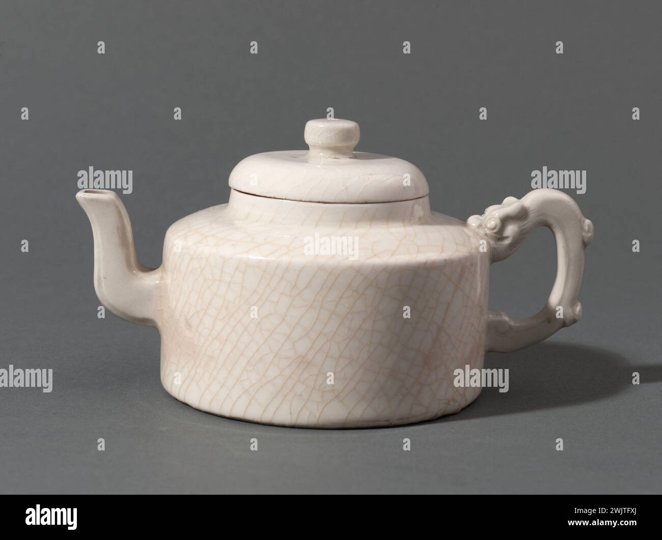 Tea-pot. White porcelain, Qing dynasty (1644-1912). Provenance: China. Paris, Cernuschi museum. 78837-12 Asian art, Chinese art, living art, Ching dynasty, Qing dynasty, Tsing dynasty, porcelain, dishes Stock Photo
