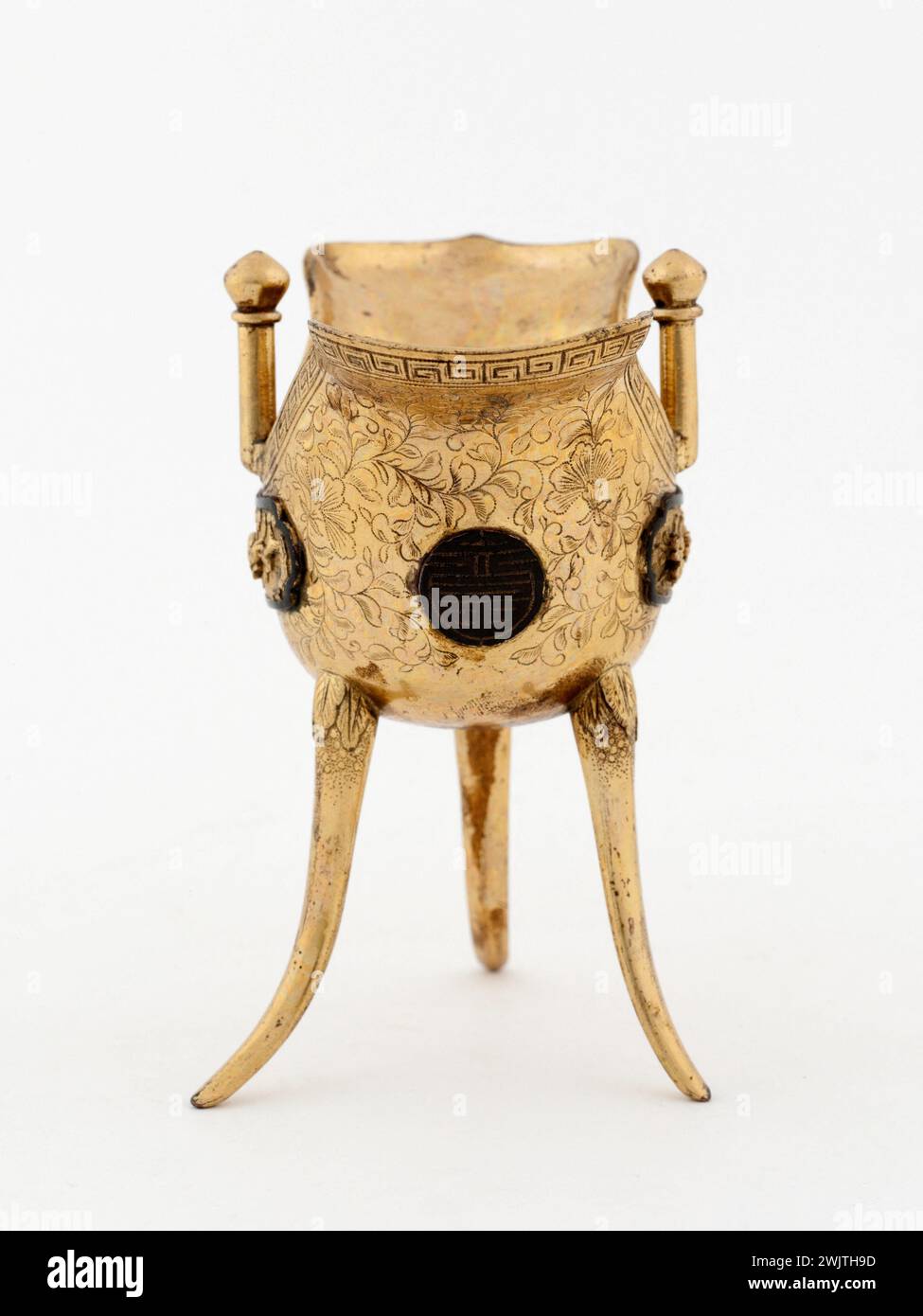 Golden tripod vase. Bronze. China. Paris, Cernuschi museum. 70625-15 ...