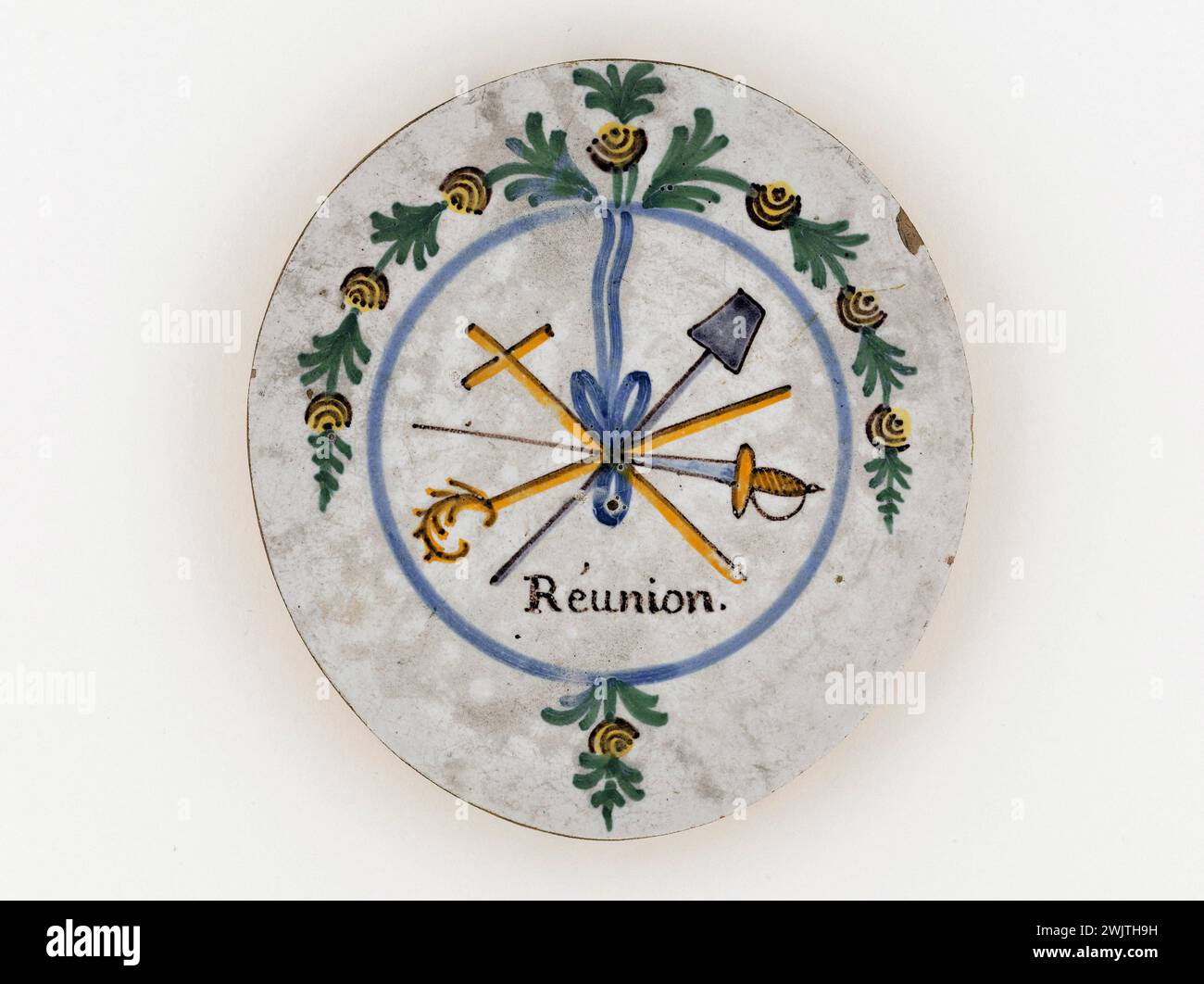 Anonymous. Fragment. Earthenware. Paris, Carnavalet museum. 71684-24 Clerge, cross, decoration, Church, Epee, Faience, Revolutionary Periode, Reunion, French Revolution, third party, plate Stock Photo