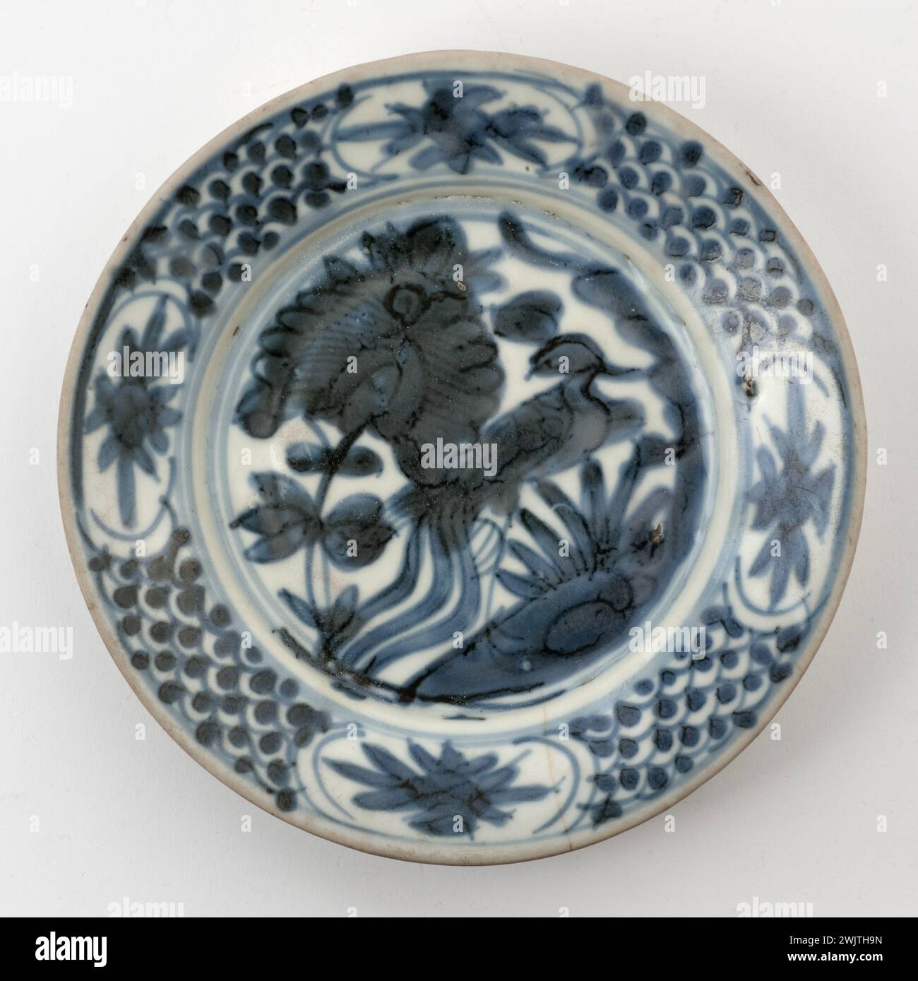 Flat. 'Blue and white' porcelain, Ming. Provenance: China. Paris, Cernuschi museum. 78845-23 Asian art, Chinese art, living art, table arts, fine ceramics, ming dynasty, porcelain, dishes, dish Stock Photo