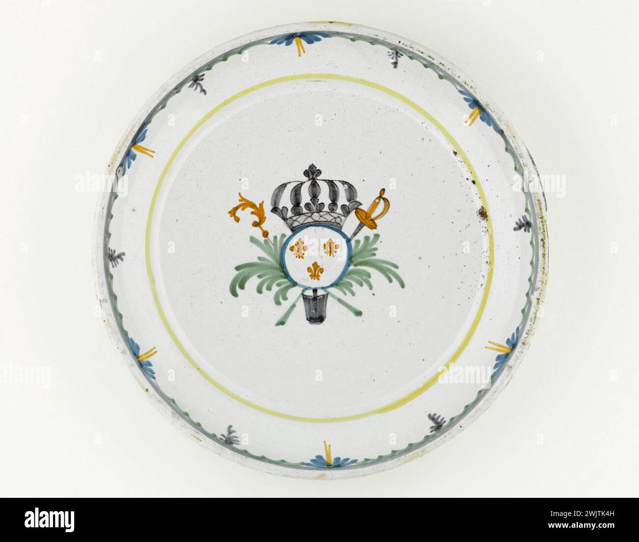 Anonymous. Plate. Earthenware. Around 1789. Paris, Carnavalet museum. 70955-52 Canon, Crown, Epee, Faience, Lys, Decorative Pattern, Revolutionary Periode, Crockery, Plate Stock Photo