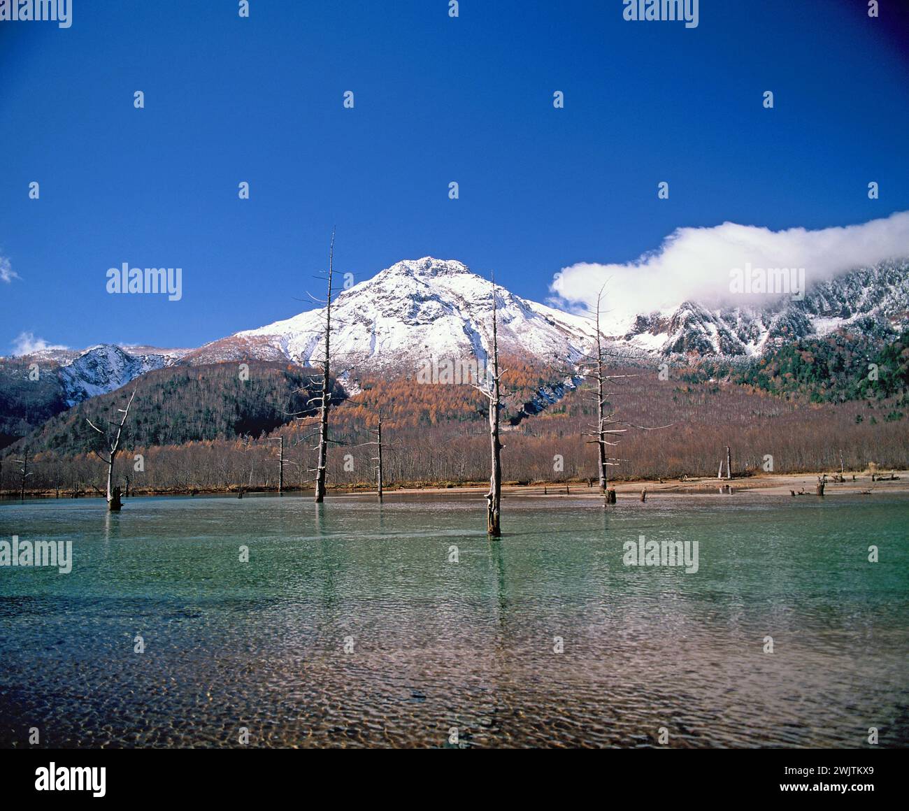 Japan. Nagano. Kamikōchi. Hida Mountains. Mount Yakedake snow peak & Taisho Pond. Stock Photo