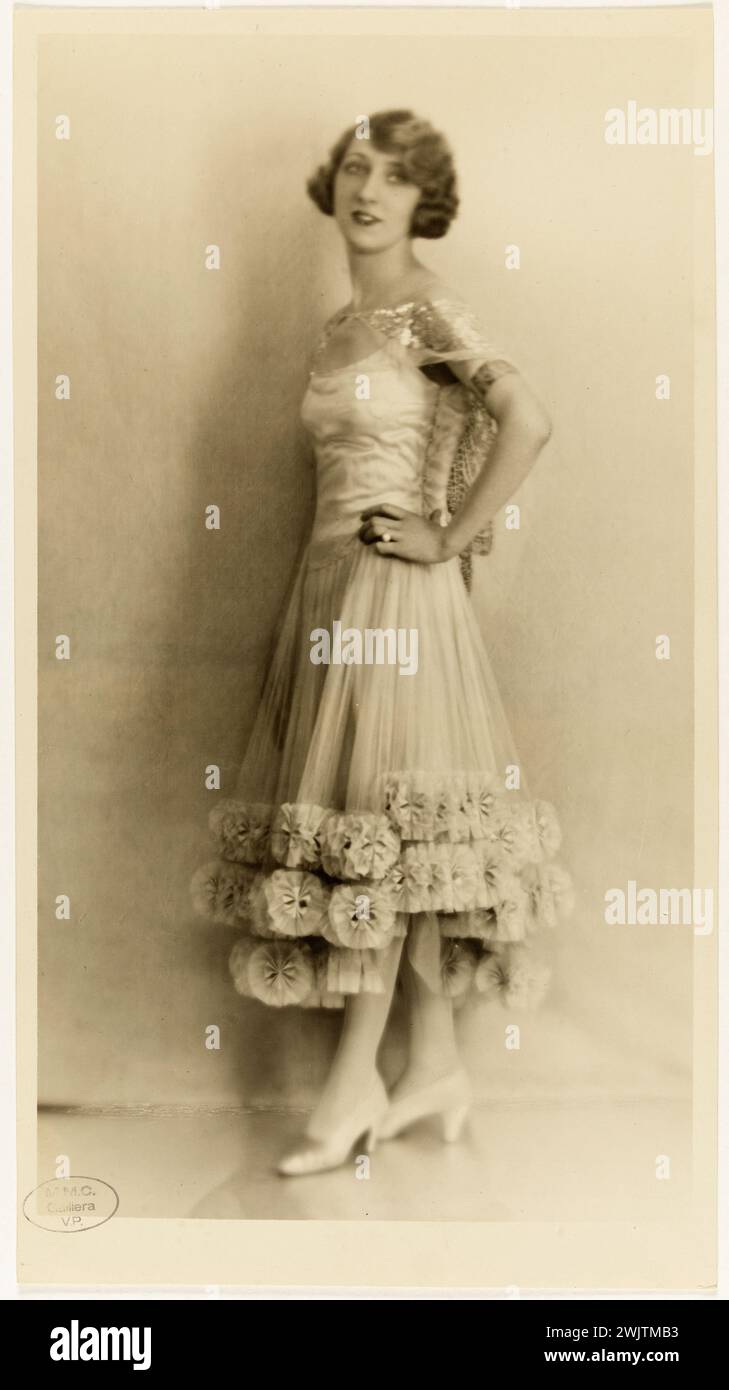 Marguerite Valmont. Disability by Jeanne Lanvin, around 1920-1925. Photograph by Studio G. L. Manuel Frères (1913-1939 - 47, rue Dumont d'Urville, Paris). Gelatino-argentic draw. Galliera, fashion museum of the city of Paris. Actress, French actress, crazy years, year vongt 1920 20, Comedienne, Comedienne francaise, femme, female mode, clothing, 20th XX 20th 20th 20th 20 Center Stock Photo
