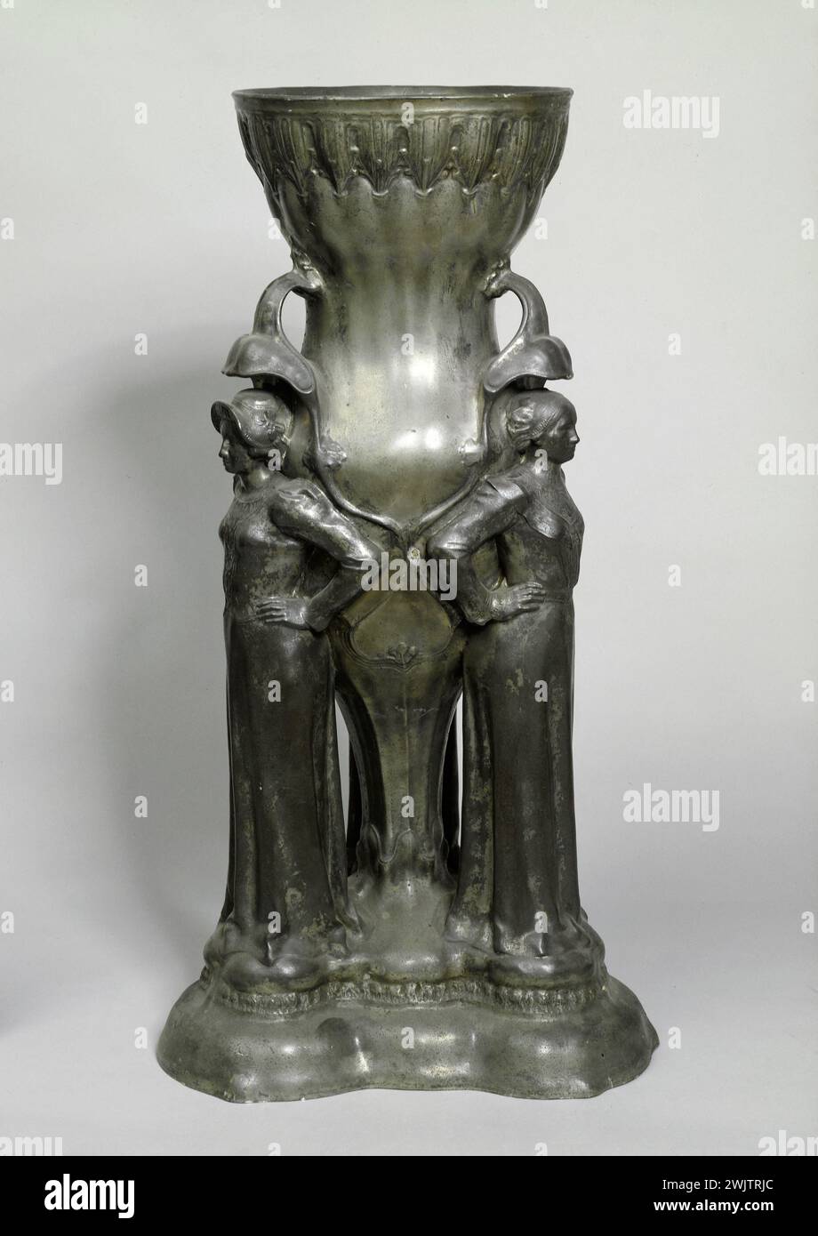 Jean Baffier (1851-1920). 'Caryatids vase', 1901. Etain. Museum of Fine Arts of the City of Paris, Petit Palais. Art Nouveau, Caryatide, Tain, Woman, Support, Vase Stock Photo