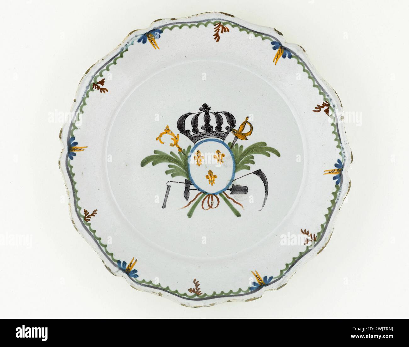 Anonymous. Plate. Earthenware. Around 1789. Paris, Carnavalet museum. 70955-51 Canon, Crown, Epee, Faience, Fauc, Lys, Decorative Pattern, Shovel, Revolutionary Periode, Crockery, plate Stock Photo