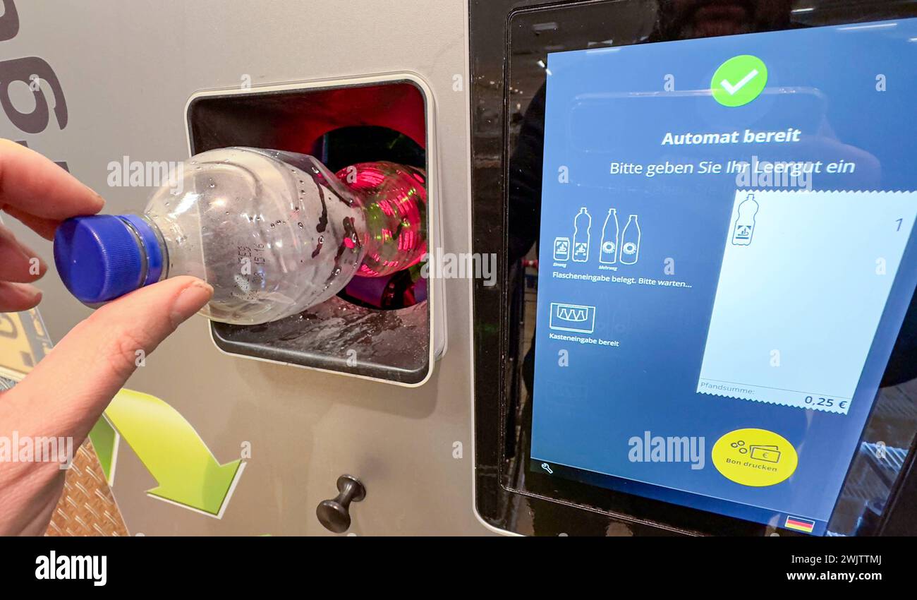 Mann beim Recycling von Plastikflaschen in einem Pfandautomat 17.02.24, Selters Symbolfoto