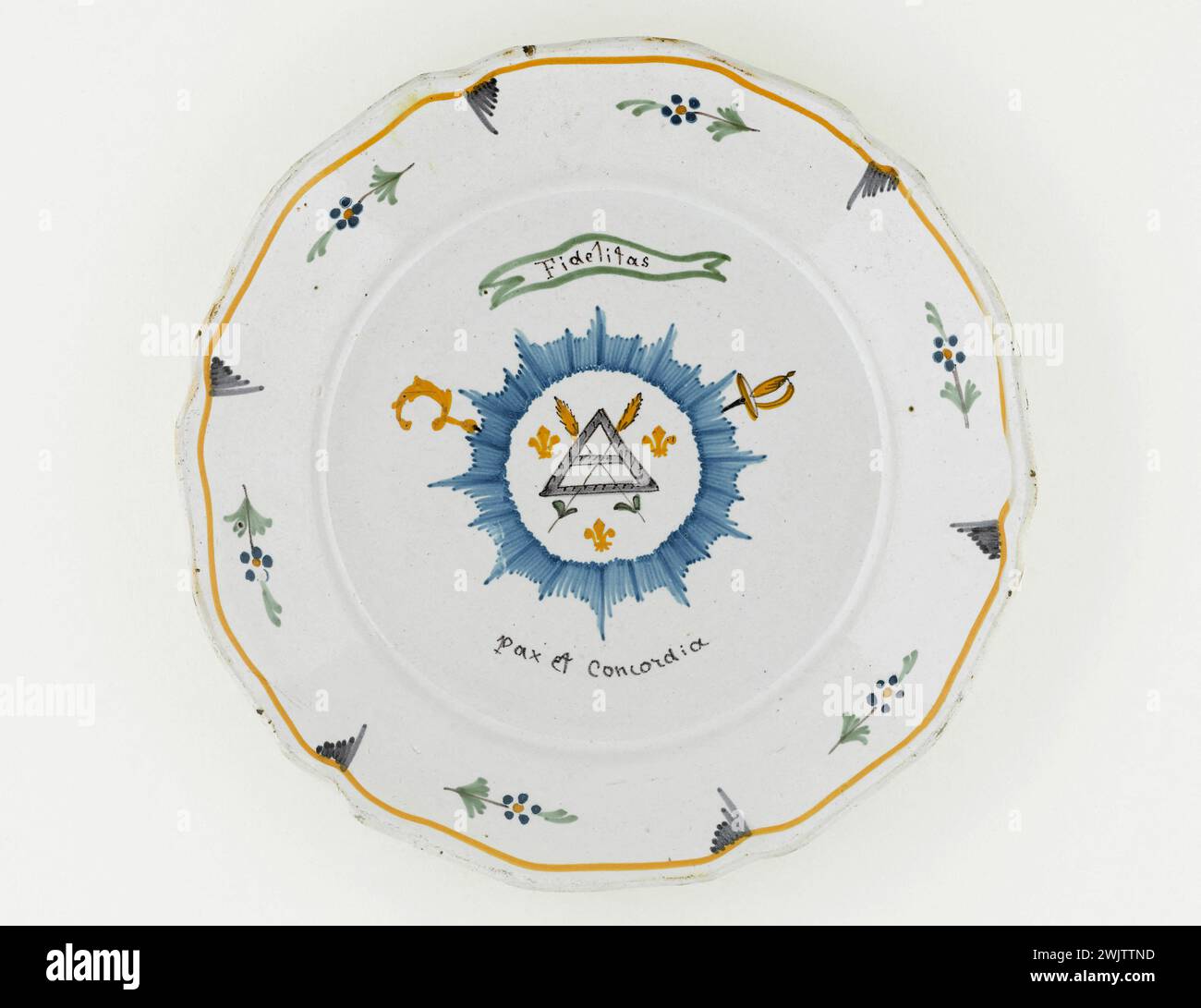 Anonymous. Plate. Earthenware. 1789-1790. Paris, Carnavalet museum. 70955-47 Weapon, Concordia, Epee, Epi, Faience, Fidelite, Lys, Decorative Pattern, Peace, Revolutionary Periode, Triangle, Crockery, plate Stock Photo