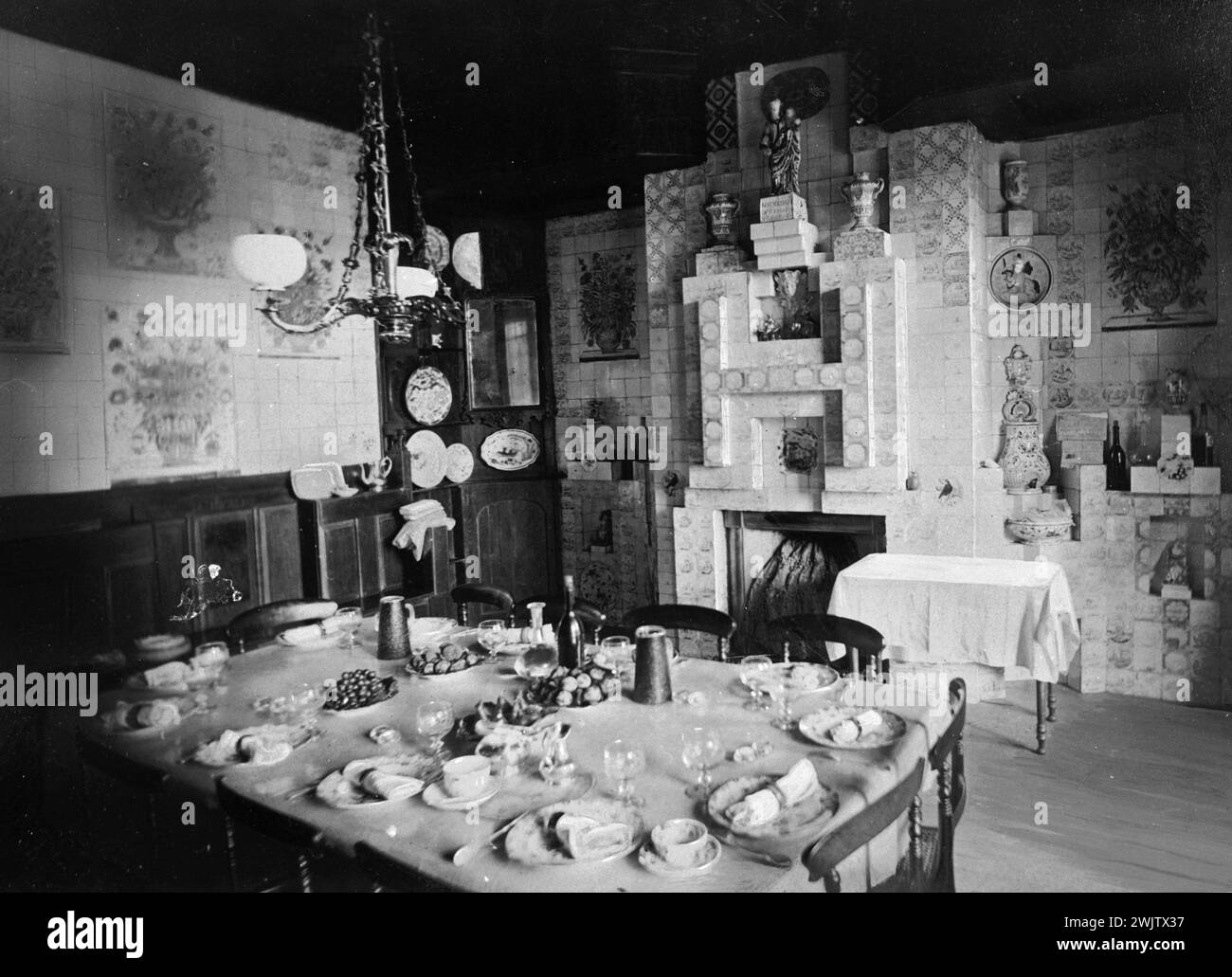The Hauteville House dining room, ground floor. 1927. Tax on albumin paper retouched in ink. Photography. Paris, houses of Victor Hugo. 33392-5 Cheminee, Hauteville House, dining room, general view, table Stock Photo