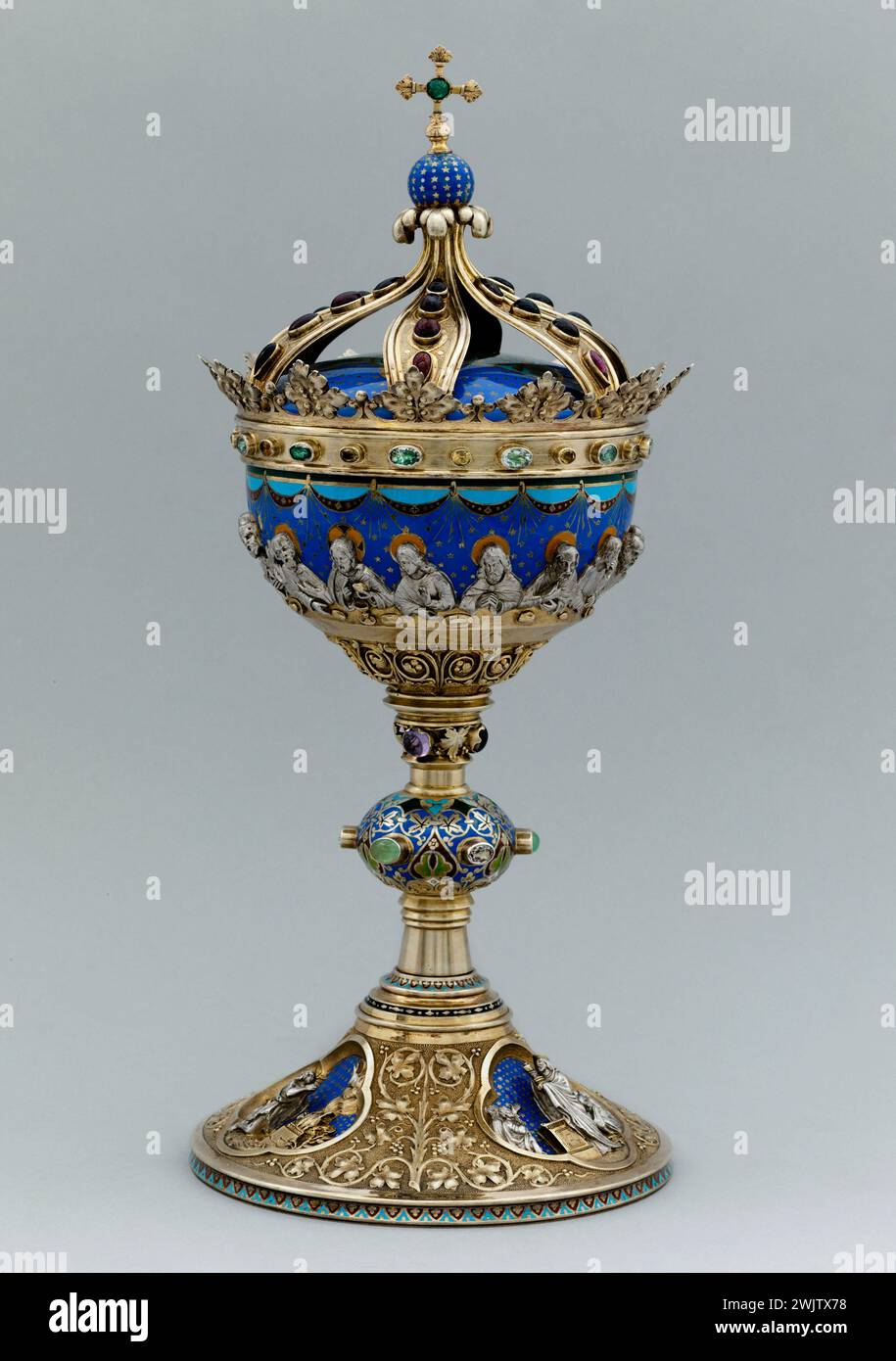 Trioullier et fils (association founded in 1863). 'Ciborian'. Golden silver, pushed and chiseled, enamel, cabochons stones. After 1863. Museum of Fine Arts of the City of Paris, Petit Palais. 71340-3 Apoter, silver dore, silver pushing chisel, cabochon, cene, chretian, ciboria, crown, cross, last meal, email, eucharist, religious object, goldsmith, precious stone, Catholic religion, religious scene, 19th century Stock Photo
