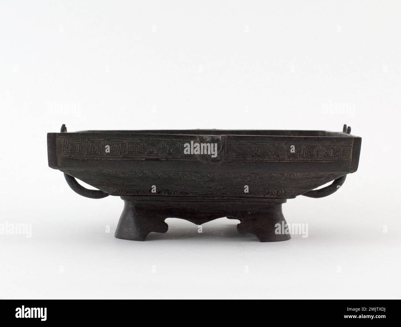 Incense burner. Bronze. China. Paris, Cernuschi museum. 70003-57 Anse ...
