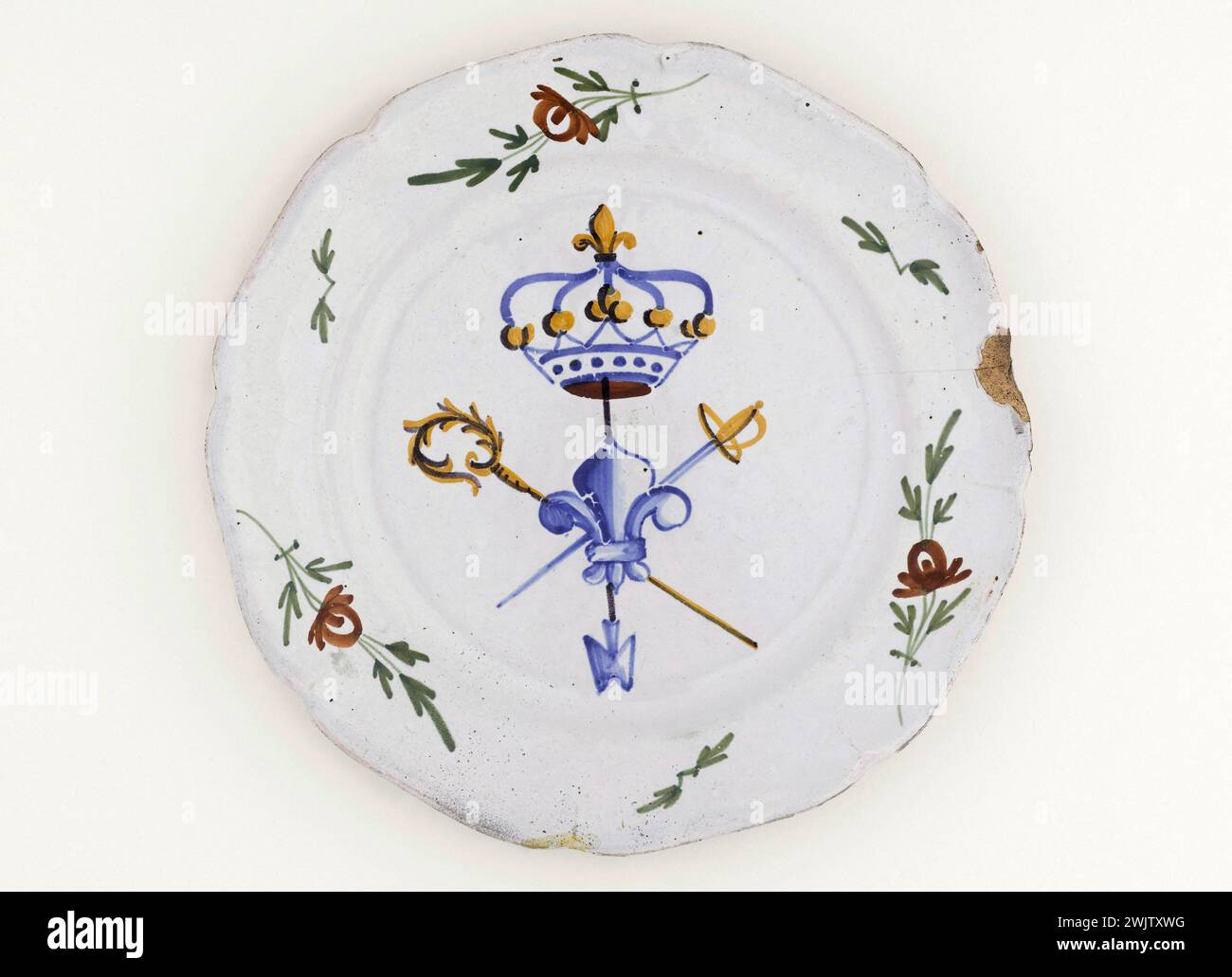 Anonymous. Plate. Earthenware. 1789-1790. Paris, Carnavalet museum. 70955-14 Weapon, Crown, Epee, Faience, Decorative Reading, Revolutionary Periode, Crockery, Plate Stock Photo