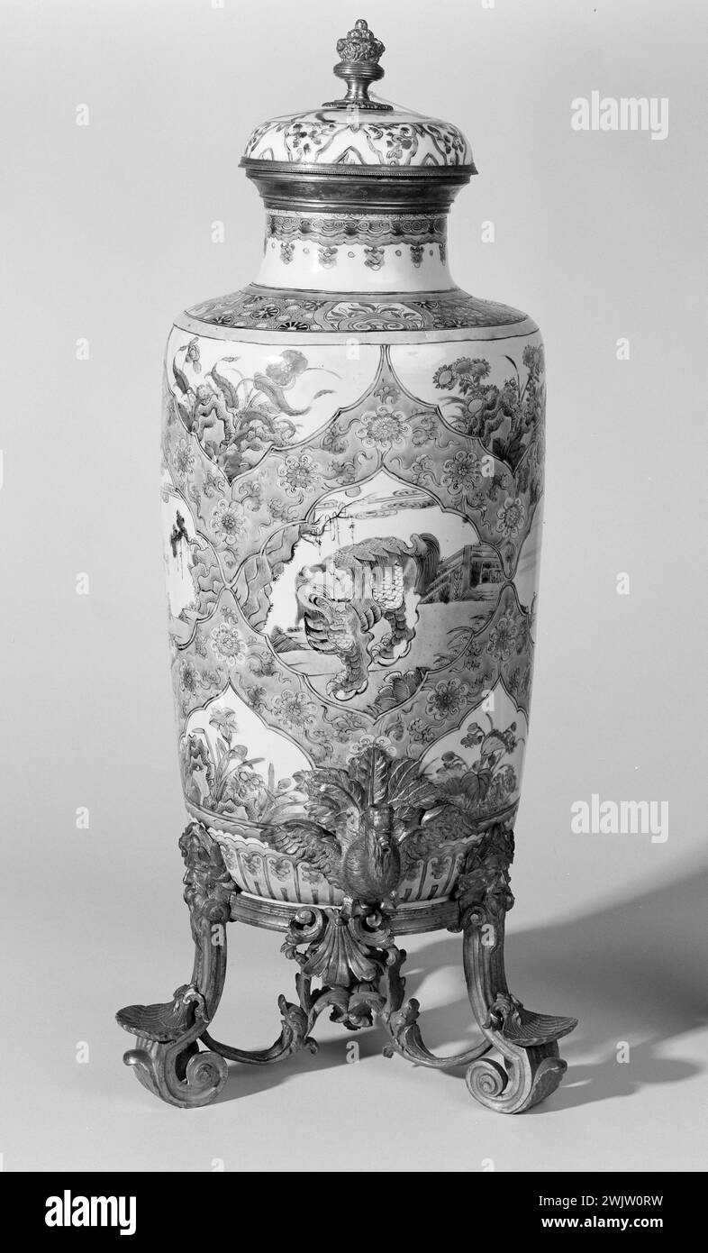 Fountain. Museum of Fine Arts of the City of Paris, Petit Palais. FONTAINE, POT Stock Photo